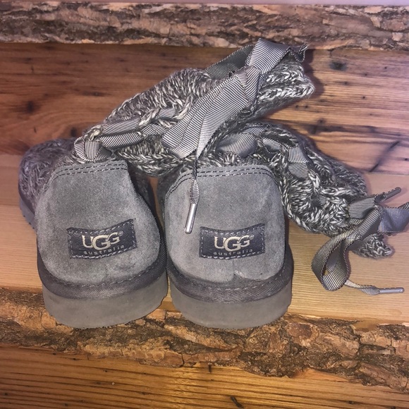 LIKE NEW Ugg isla sweater boots - Picture 3 of 3